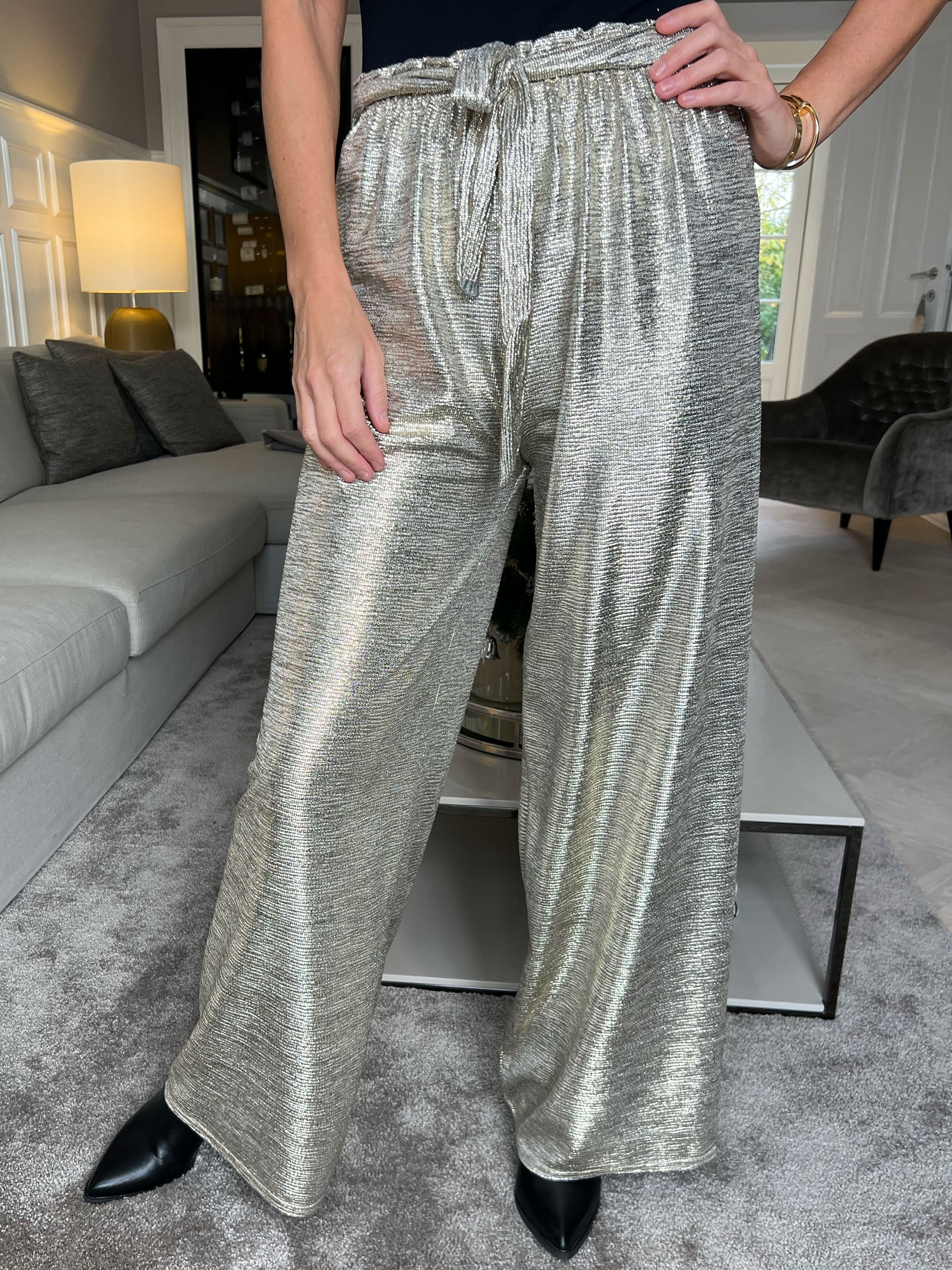 Jayda Pants - Lösa byxor i glänsande tyg med resår i midjan